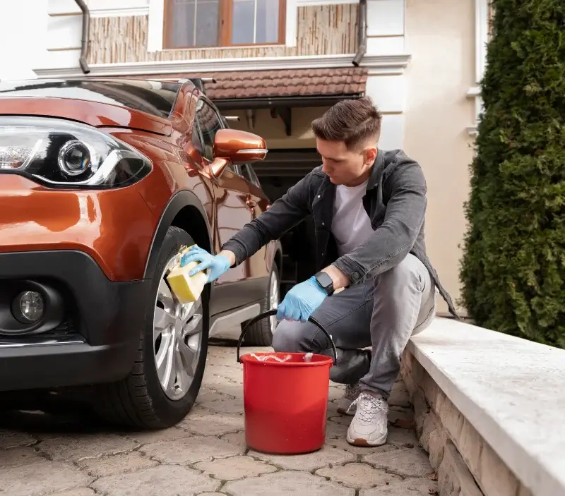 Lavage auto à domicile Le Mené : professionnel intervenant sur un véhicule